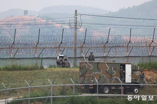 10일 오전 경기도 파주시 접경지역에서 군 장병들이 이동식 대북 확성기로 추정되는 차량 설치 작업을 하고 있다. 군 당국은 전날 대북 확성기 방송을 앞두고 이동식 확성기 차량과 장비의 운용을 일제 점검하는 ‘자유의 메아리’ 훈련을 시행했다. 파주=박형기 기자 oneshot@donga.com