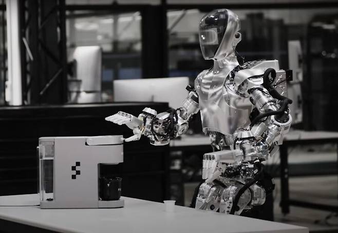 최근 마이크로소프트(MS)가 오픈에이아이(OpenAI)와 함께 인간과 유사한 형태의 로봇을 개발하는 피겨 에이아이(Figure AI)에 대규모 투자를 준비하고 있다는 소식이 전해졌다. 피겨 에이아이 누리집 갈무리