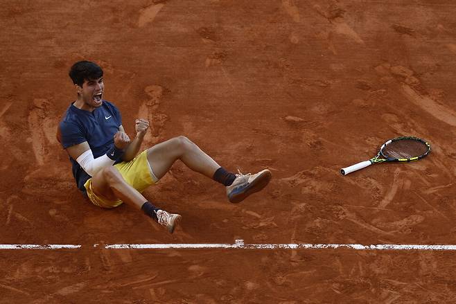 카를로스 알카라스(스페인)가 10일(한국시각) 프랑스 파리 롤랑가로스에서 열린 프랑스오픈 남자 단식 결승에서 알렉산더 츠베레프(독일)를 꺾은 뒤 기뻐하고 있다. 파리/EPA 연합뉴스