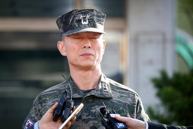 해병대 채 상병 순직 사건 관련 조사를 위해 전날 경북 경산시 경북경찰청 형사기동대에 피의자 신분으로 소환됐던 임성근 전 해병대 1사단장이 5월 14일 오전 22시간이 넘는 조사를 마친 뒤 나서며 취재진에 입장을 밝히기 전 잠시 눈을 감고 있다. 뉴스1