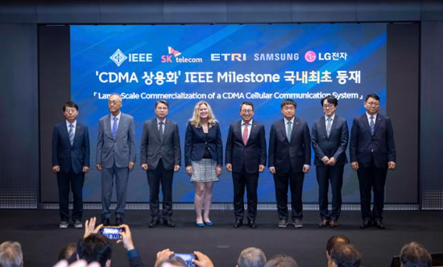 10일 서울시 중구 SKT타워에서 진행된 'IEEE 마일스톤' 수여식에 참석한 참석자들이 기념 촬영을 하고 있다. 사진 왼쪽부터 백용순 한국전자통신연구원(ETRI) 입체통신연구소장, 전국진 서울대학교 전기공학부 명예교수, 장길수 국제전기전자공학협회(IEEE) 서울 섹션 회장, 캐슬린 크레이머 IEEE 차기 회장, 유영상 SKT 최고경영자(CEO), 강종렬 SKT 최고안전보건책임자(CSPO), 최원준 삼성전자 MX(모바일)사업부 개발실장, 제영호 LG전자 C&M표준연구소 연구소장. SK텔레콤 제공