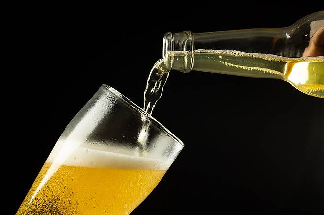 맥주를 마시면 알코올 성분이 장 점막 융모를 자극해 설사할 수 있다./사진=클립아트코리아