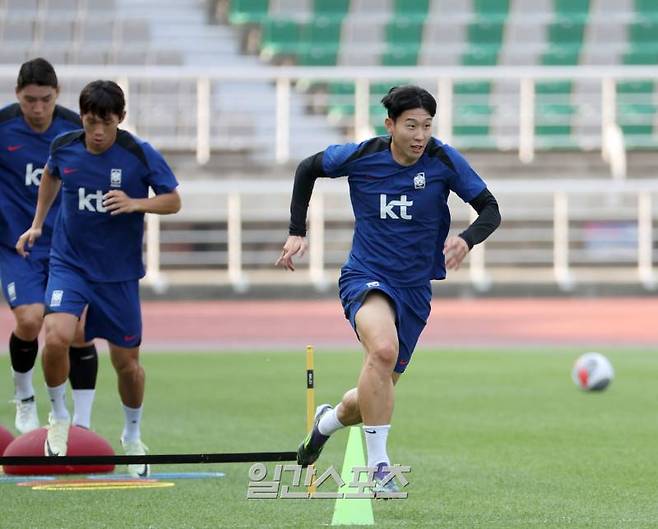 김도훈 임시 감독이 이끄는 한국 남자축구국가대표팀이 10일 오후 고양종합운동장에서 중국과의 2026북중미월드컵 아시아 예선을 하루 앞두고 훈련 했다. 손흥민이 동료들과 훈련하고있다. 고양=정시종 기자 capa@edaily.co.kr /2024.06.10.