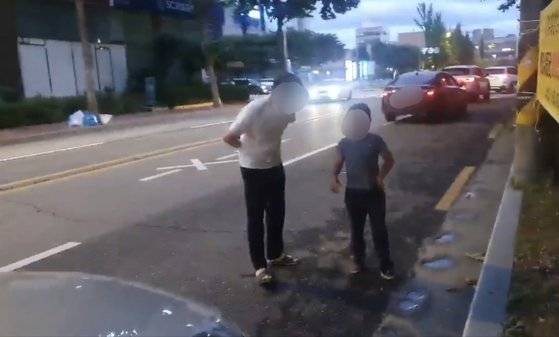 교감 뺨을 때린 전북 전주 한 초등학교 3학년 A군(오른쪽)이 지난 8일 훔친 자전거를 타고 돌아다니다가 경찰에 신고한 주민을 피해 도로로 뛰어든 모습. 사진 전북미래교육신문