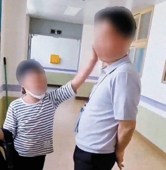 지난 3일 전북 전주의 한 초등학교. 책가방을 메고 학교 밖으로 나가던 3학년 A군을 교감이 제지했다. 말을 건네려고 잠시 뒷짐을 진 교감의 왼뺨으로 학생의 손이 날아왔다. 사진 전북교사노조