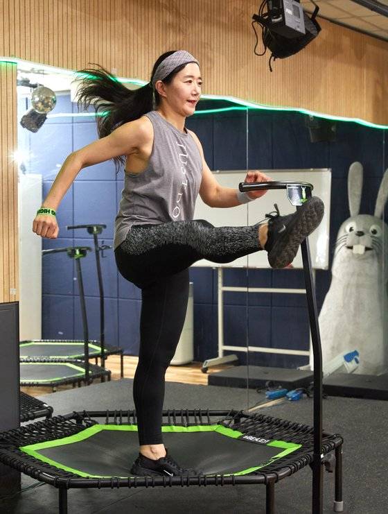트램펄린에서 발차기 동작까지 할 수 있다. 내 무릎을 들어서 하는 킥 자세는 중강도 동작이다.