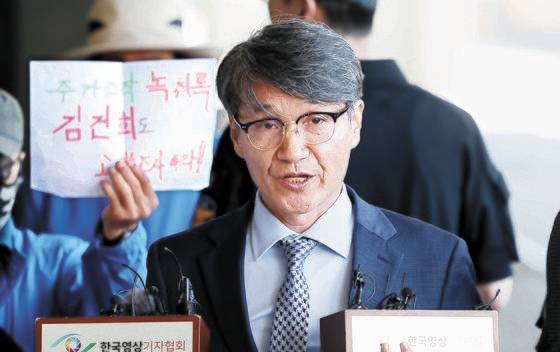 김건희 여사에게 명품백 가방을 전달한 최재영 목사(오른쪽)가 지난달 13일 오전 서울중앙지검에 출석하며 취재진의 질문에 답변하고 있다. 김경록 기자