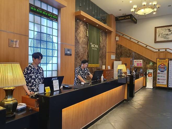 유재현 사원(왼쪽)과 오종만 사원이 호텔 프런트 업무를 확인하고 있다. 평창=윤현주 기자