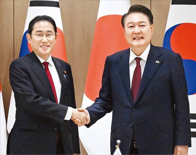 < 악수하는 尹-기시다 > 윤석열 대통령과 기시다 후미오 일본 총리가 26일 서울 용산 대통령실에서 한·일 정상회담에 앞서 악수하고 있다.   /김범준 기자