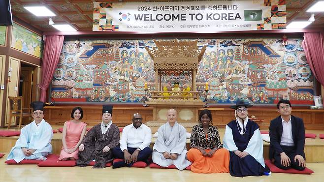 Korea-Africa Energy Investment Forum participants visit Bongeunsa, a Buddhist temple in Gangnam, southern Seoul, on June 4. (Sanjay Kumar/The Korea Herald)