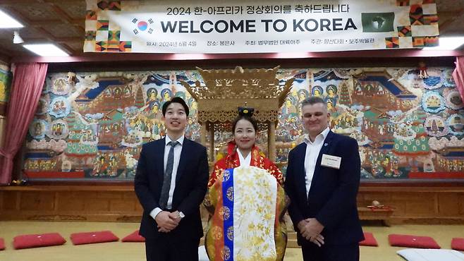 Attendees visit Bongeunsa Temple, a traditional Korean Buddhist temple complex with a Maitreya Buddha statue in Gangnam- district on June 4 .(Sanjay Kumar/The Korea Herald)