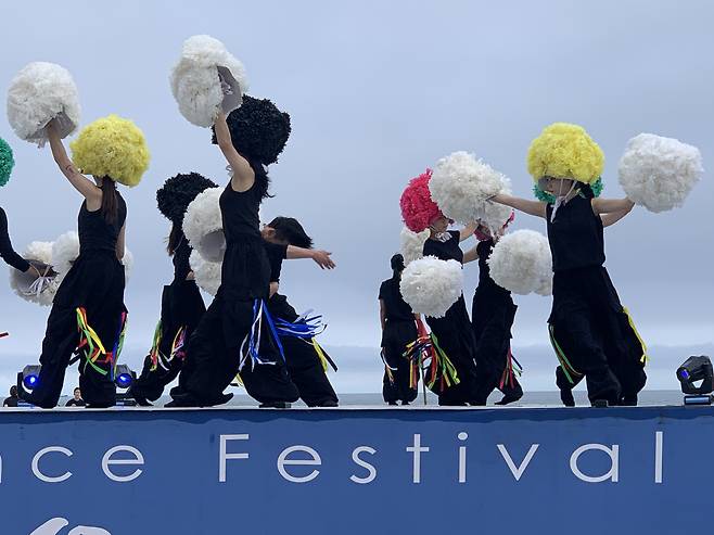 Dancers from Park Eun-hwa & Contemporary Dance Company Jayu perform "Wind of the Abundance" at the Haeundae Beach Special Stage in Busan, Sunday. (BIDF)