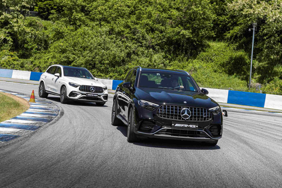 Mercedes AMG GLC 43 SUVs driving on a circuit at the AMG Speedway in Yongin, Gyeonggi. [MERCEDES-BENZ KOREA]