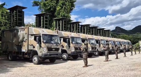 South Korean soldiers conduct a drill on operating loudspeakers mounted on military vehicles in a file photo. Seoul’s Joint Chiefs of Staff said Sunday that such a drill for moving, installing and operating loudspeakers for anti-Pyongyang broadcasts took place for the first time since 2018. [JOINT CHIEFS OF STAFF]