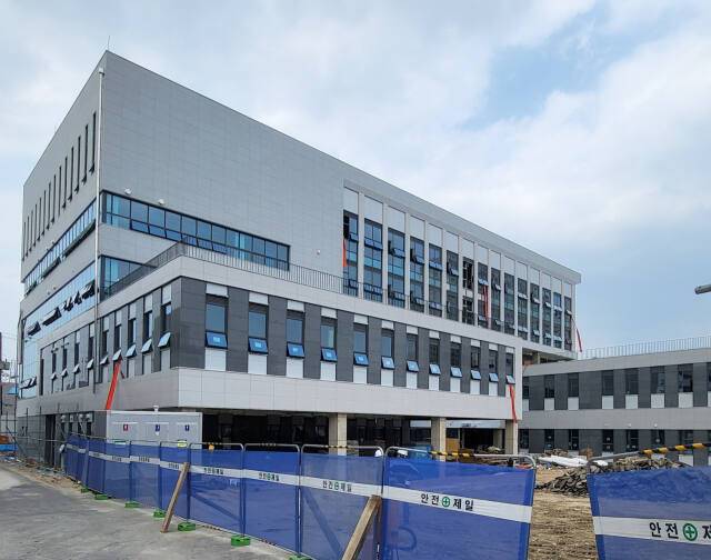 여주경찰서 신청사 건립이 1년 가까이 지연되면서 민원인과 직원들이 불만을 표출하고 있다. 유진동기자