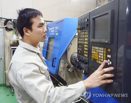 일본의 한 금속가공회사에서 일하는 베트남 청년. [교도=연합뉴스]