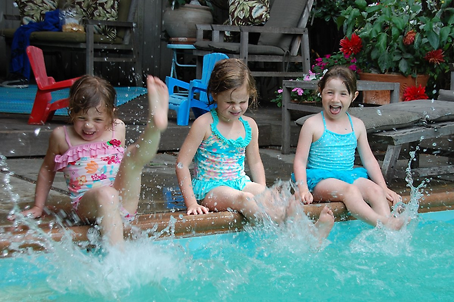 수영하는 아이들 / 사진= Flickr