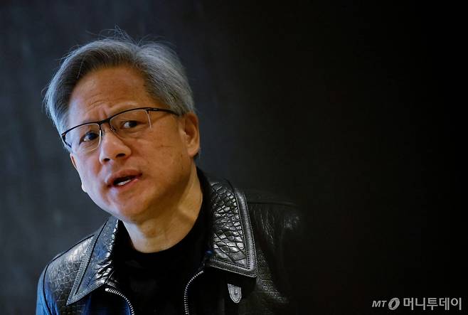 (싱가포르 로이터=뉴스1) 정지윤 기자 = 젠슨 황 엔비디아 최고경영자(CEO)가 6일(현지시간) 싱가포르에서 열린 미디어 라운드 테이블 미팅에 참석해 발언하고 있다. 2023.12.06  ⓒ 로이터=뉴스1  Copyright (C) 뉴스1. All rights reserved. 무단 전재 및 재배포,  AI학습 이용 금지. /사진=(싱가포르 로이터=뉴스1) 정지윤 기자