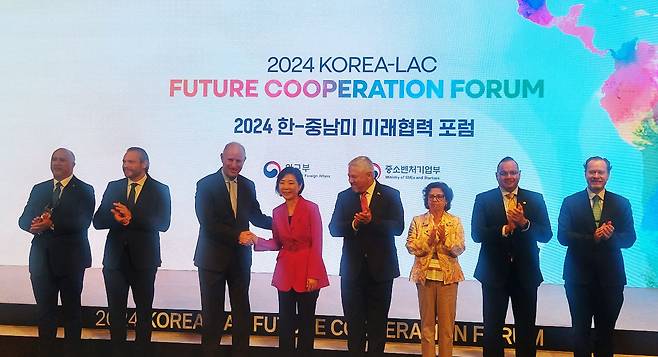 오영주(왼쪽 네번째) 중소벤처기업부 장관이 ‘2024 한-중남미 미래협력포럼’ 개회식 기념촬영에서 하비에르 곤잘레스 올라에체아 페루 외교부 장관과 악수하고 있다. [헤럴드]