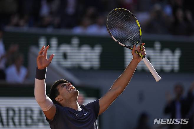 [파리=AP/뉴시스] 카를로스 알카라스(3위·스페인)가 7일(현지시각) 프랑스 파리 롤랑가로스 경기장에서 열린 프랑스 오픈 남자 단식 준결승에서 얀니크 신네르(2위·이탈리아)를 꺾은 후 환호하고 있다. 알카라스가 풀세트 접전 끝에 3-2(2-6 6-3 3-6 6-4 6-3)로 이기고 결승에 올라 알렉산더 츠베레프(4위·독일)와 패권을 다툰다. 2024.06.08.