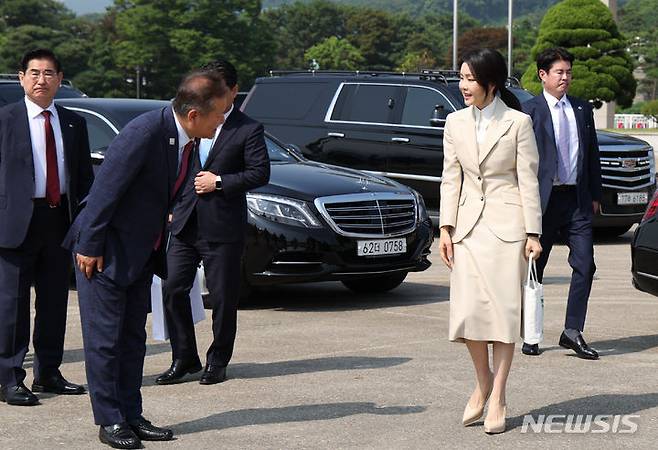 [성남=뉴시스] 조수정 기자 = 중앙아시아 3개국(투르크메니스탄·카자흐스탄·우즈베키스탄)을 국빈 방문하는 윤석열 대통령 부인 김건희 여사가 10일 성남 서울공항에 도착해 환송나온 이상민 행정안전부 장관과 인사를 나누고 있다. 2024.06.10. chocrystal@newsis.com