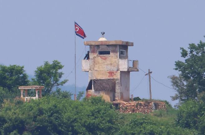 지난 9일 경기 파주 접경지역에서 바라본 북한군 초소. 사진 : 연합뉴스