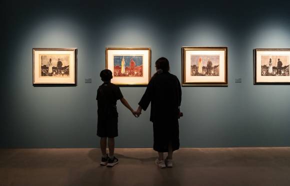 뭉크의 그림 앞에서 다정하게 이야기를 나누는 관람객들. 이승원 작가 제공