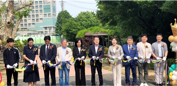 지난 7일 행당중학교에 진행된 ‘맨발 걷기 길’ 개장식에 참석한 구미경 의원(오른쪽 네 번째)