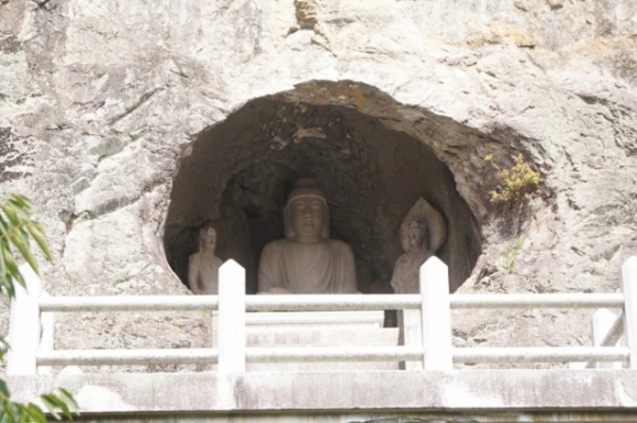 대구 군위군 부계면 남산리에 위치한 국보 109호인 삼존석굴(三尊石窟). 이 석굴은 경주 불국사 석굴암보다 100년 앞서 조성된 것으로 학계는 보고 있다. 군위군 제공