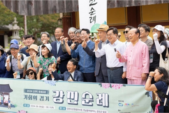 10일 오전 전라남도 강진군에서 김동연 경기도지사가 백련사에서 다산초당까지 이어지는 사색의 길을 실학에 관심 있는 경기도 청년들과 문화예술인들 함께 걷기를 한 후 다산초당에서 기념 촬영을 하고 있다. (경기도 제공)