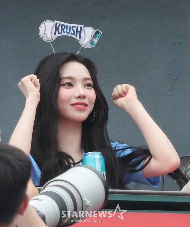 [포토] 카리나 '제발 야구 보세요~'