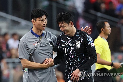 김도훈 감독이 이끄는 대한민국 축구 국가대표팀이 6일 싱가포르 국립경기장에서 열린 2026 월드컵 아시아 2차예선 C조 5차전 싱가포르와의 원정 경기에서 손흥민과 이강인이 나란히 2골씩 터트리고, 주민규가 A매치 데뷔골을 뽑아낸 것 등에 힘입어 7-0 대승을 거두고 11일 중국과의 홈 경기에 상관 없이 3차예선 진출을 확정지었다. 한국은 지난해 11월 홈 경기에 이어 또다시 싱가포르를 상대로 대승을 거뒀다. 연합뉴스