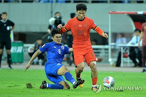 싱가포르축구협회가 10일(한국시간) 공식 홈페이지를 통해 오구라 츠토무 싱가포르 축구 국가대표팀 감독이 코로나19 양성 판정으로 인해 태국과의 경기에서 빠질 거라고 전했다. 중국은 태국이 싱가포르와의 홈 경기에서 이기지 않길 바라야 하는 입장이다. 중국은 한국 원정에서 승점을 얻어야 2위를 수성할 수 있는데 싱가포르가 감독 없이 경기에 나서면서 중국에게는 더 안 좋은 상황이다. 연합뉴스