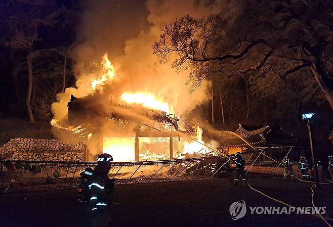 불타는 망해사 (김제=연합뉴스) 13일 오후 11시 17분 전북 김제시 진봉면 망해사에서 불이 나 극락전에 불길이 치솟고 있다. 이 불로 1층 한식기와 건물인 극락전이 전소됐다. 2024.4.14 [전북소방본부 제공. 재판매 및 DB금지] jaya@yna.co.kr