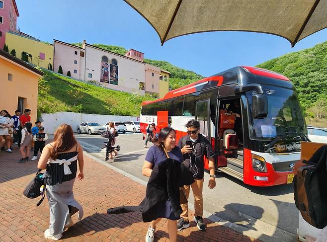 외국인관광객으로 붐비는 쁘띠프랑스 [사진/성연재 기자]