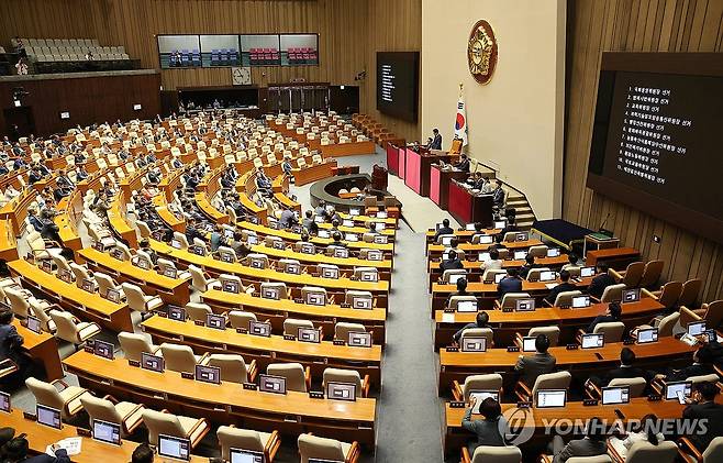 여당 없이 상임위원장 선출 (서울=연합뉴스) 김주형 기자 = 10일 국회 본회의장에 국민의힘 의원들의 자리가 비어있는 가운데 상임위원장 선출 안건이 상정되고 있다. 2024.6.10 kjhpress@yna.co.kr