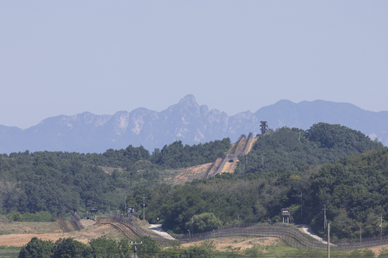 지난 3일 경기도 파주시 접경지역에서 바라본 비무장지대(DMZ) 일대. 〈사진=연합뉴스〉