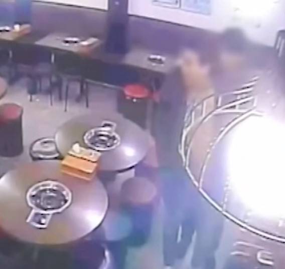 2차 술자리에서 계산하고 가게를 나서는 두 사람. (MBC '실화탐사대' 갈무리)