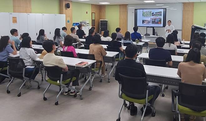 지난 10일 국립세종수목원에서 진행된 마을정원 조성을 위한 디자인 컨설팅. (세종시 제공) / 뉴스1