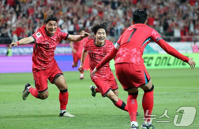 11일 오후 서울 마포구 상암동 서울월드컵경기장에서 열린 2026 북중미 월드컵 아시아 2차 예선 조별리그 C조 6차전 대한민국과 중국의 경기 후반전, 대한민국 이강인이 선취골을 넣은 뒤 환호하고 있다. 2024.6.11/뉴스1 ⓒ News1 김진환 기자