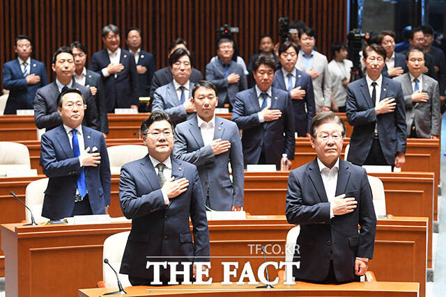 국기에 경례하는 더불어민주당 의원들.