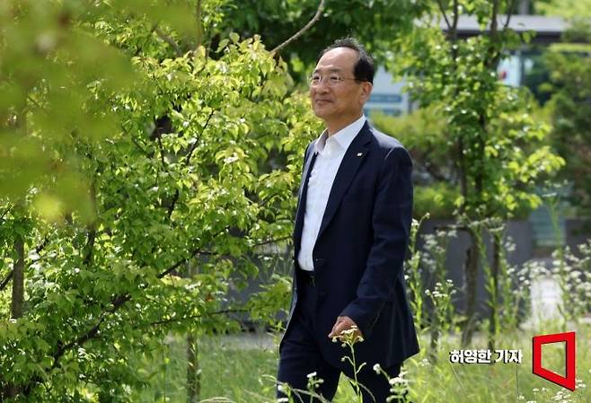 이성해 국가철도공단 이사장이 서울 수서역 환승센터 개발 예정지 내 공원을 걷고 있다. / 사진=허영한 기자 younghan@