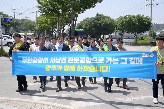 고광완 광주시 행정부시장이 지난 5월 24일 전남 무안군 전통시장에서 민‧군 통합공항 무안 이전 홍보 캠페인을 하고 있다. /뉴스1