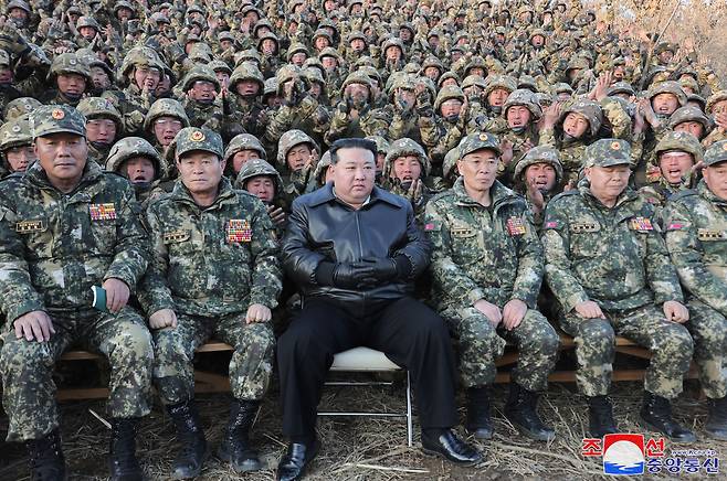 김정은 북한 국무위원장이 군 훈련장을 찾아 실전적 훈련과 전쟁 준비 강화를 당부했다. /조선중앙통신