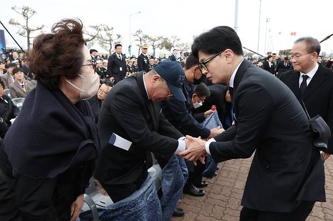 한동훈 국민의힘 전 비상대책위원장이 지난 3월 평택 해군2함대 기지에서 열린 서해수호의날 기념식에 앞서 참석자들과 인사를 나누고 있다. ⓒ뉴시스