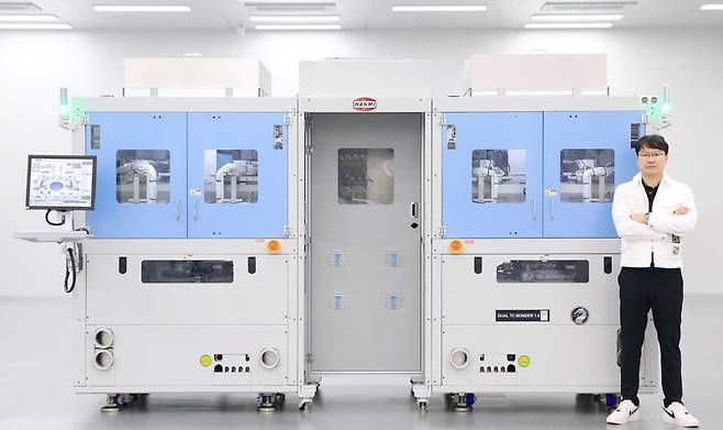 곽동신 한미반도체 부회장과 TC본더. 한미반도체 제