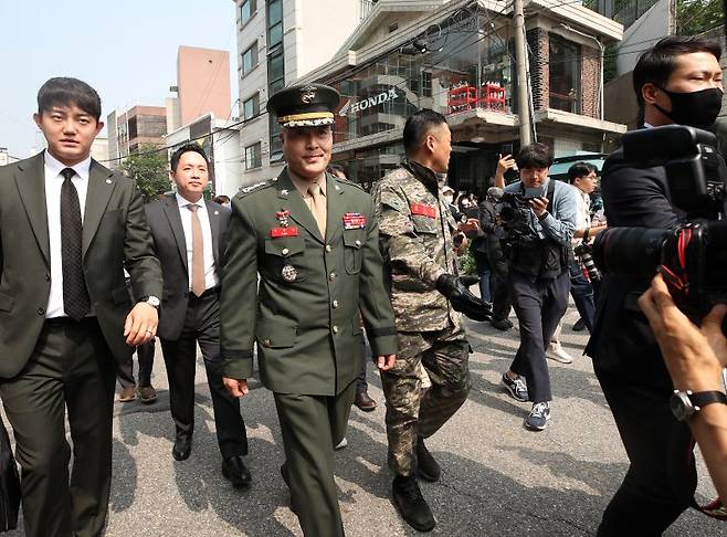 해병대 채모 상병 순직사건 수사 이첩 관련 항명 및 상관명예훼손 혐의로 기소된 박정훈 전 해병대 수사단장(대령)이 11일 오전 서울 용산구 중앙지역군사법원에서 열린 5차 공판에 출석하고 있다. 사진=뉴스1