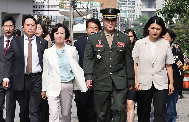 해병대 채아무개 상병 순직 사건 수사 이첩 관련 항명 및 상관 명예훼손 혐의로 기소된 박정훈 전 수사단장이 11일 오전 서울 용산구 국방부 내 중앙지역 군사법원에서 열린 5차 공판에 참석하기 위해 시민단체 대표, 대학생, 야당 의원들과 이동하고 있다. 신소영 기자 viator@hani.co.kr