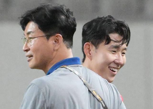 2026 FIFA 북중미 월드컵 아시아 2차 예선전 대한민국 대 중국 경기가 열린 11일 서울 마포구 서울월드컵경기장에서 경기가 끝난 후 손흥민 선수와 김도훈 감독 및 선수들이 자축하고 있다. 최주연 기자