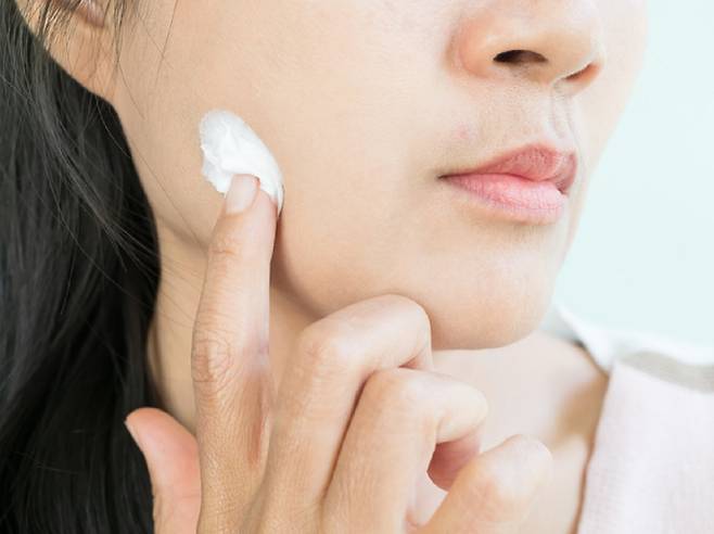 자외선 차단제 제품을 여러 개 혼용해 바른다고 해서 자외선이 더 잘, 더 오래 차단되지는 않는다./사진=게티이미지뱅크